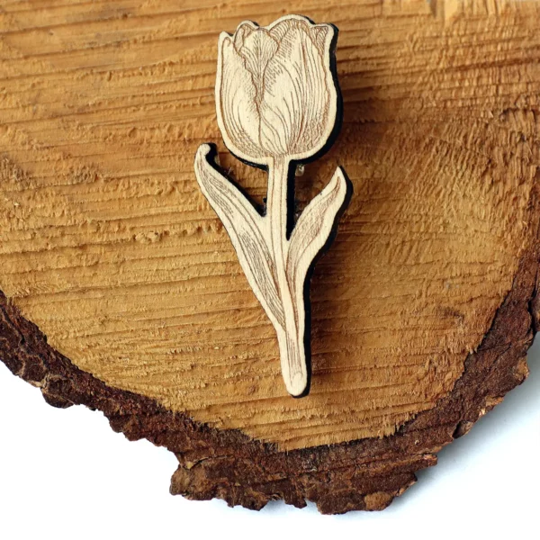 Dřevěná brož s motivem tulipánu.