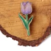 Dřevěná brož s motivem tulipánu.