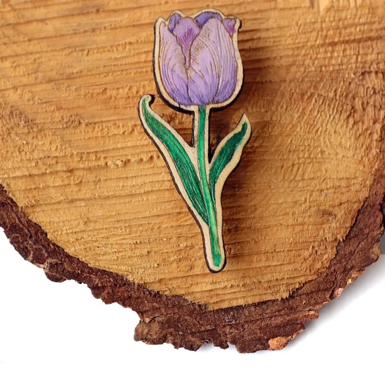 Dřevěná brož s motivem tulipánu.